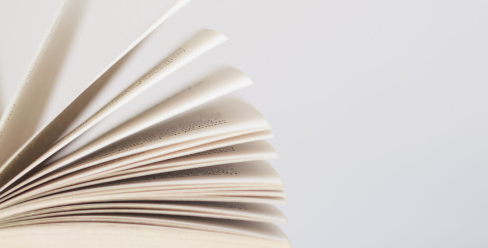 Pile de manuscrits illustrant la rentrée aux Éditions Hedna