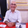 Toufik Hedna assis au stand des Éditions Hedna, lors du Maghreb des livres 2025 à Paris.